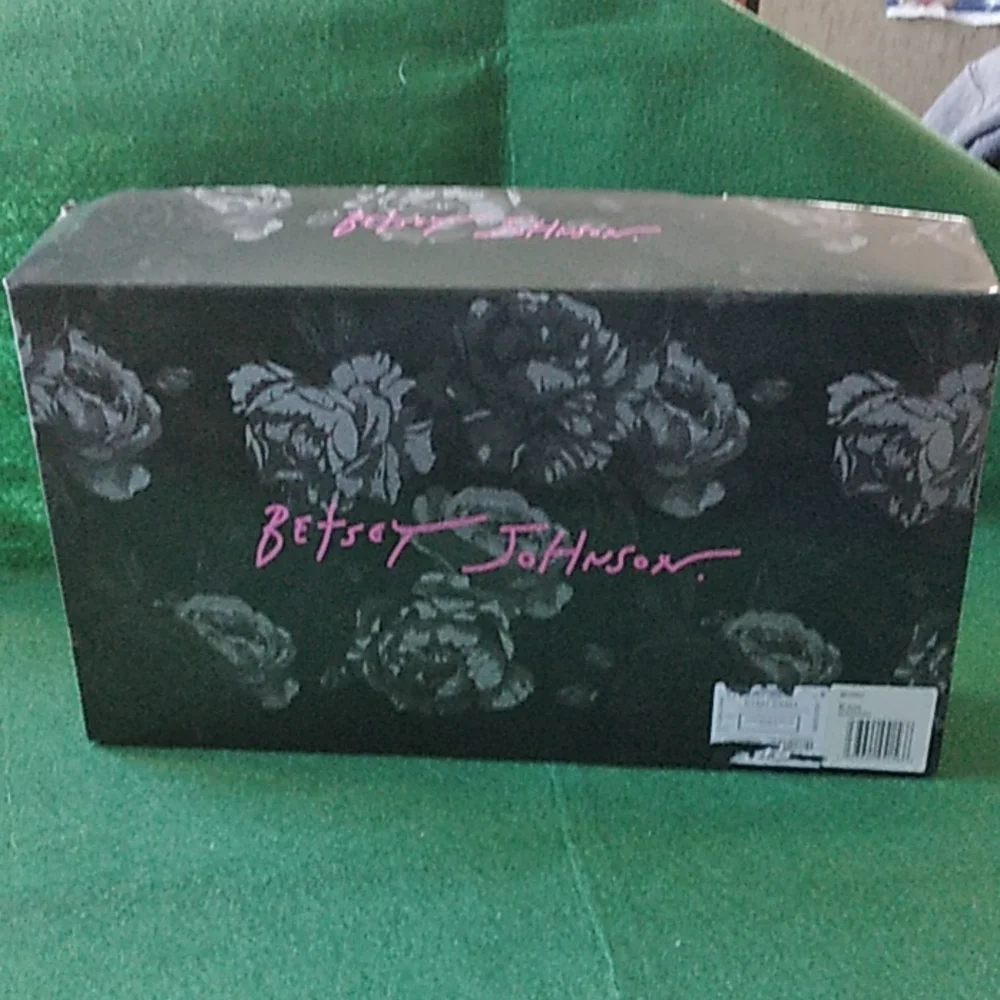 NWTS Betsey Johnson Gxdani crossbody purse & card case black flowers glossy. T1 - Picture 9 of 16